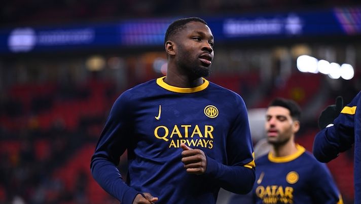 LEVERKUSEN, GERMANY - DECEMBER 10: Marcus Thuram of FC Internazionale warms up before the UEFA Champions League 2024/25 League Phase MD6 match between Bayer 04 Leverkusen and FC Internazionale Milano at BayArena on December 10, 2024 in Leverkusen, Germany. (Photo by Mattia Ozbot - Inter/Inter via Getty Images) DAI CAMPI – Lookman, Kolasinac, Thuram, Dia, Tavares, Buongiorno, Cambiaso, Gaetano: le novità- immagine 1