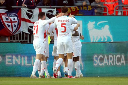 CAGLIARI, ITALY - APRIL 23: Lucas Beltran of Fiorentina scores his goal 1-2 with the team-mates during the Serie A match between Cagliari and Fiorentina at Sardegna Arena on April 23, 2025 in Cagliari, Italy. (Photo by Enrico Locci/Getty Images) Borja Valero: “Calendario viola il più semplice. Io sono per sognare”- immagine 2