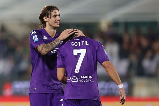 FLORENCE, ITALY - OCTOBER 27: Andrea Colpani and Riccardo Sottil of ACF Fiorentina reacts during the Serie A match between Fiorentina and AS Roma at Stadio Artemio Franchi on October 27, 2024 in Florence, Italy. (Photo by Gabriele Maltinti/Getty Images) Riposo per i terzini? Kayode potrebbe avere spazio. I dubbi di Palladino- immagine 2
