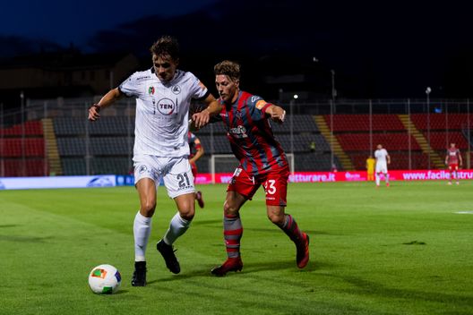 Cremonese, Italia - 24 luglio 2020: Salvador Ferrer Canals dello Spezia ed Alessandro Crescenzi della Cremonese durante la partita di Serie B tra le due squadre. (Foto di Marco M. Mantovani/Getty Images) cremonese spezia