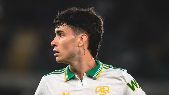 VERONA, ITALY - MAY 24: Matias Soule of AS Roma during the Serie A match between Hellas Verona FC and AS Roma at Stadio Marcantonio Bentegodi on May 24, 2026 in Verona, Italy. (Photo by Fabio Rossi/AS Roma via Getty Images) Romano – Soulé, ecco la verità sulla clausola dopo le voci: questa è la sua situazione per il futuro - immagine 1