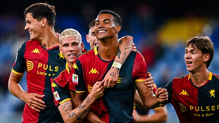 GENOA, ITALY - SEPTEMBER 25: Alessandro Marcandalli of Genoa (center) celebrates with his team-mates after scoring a goal during the Coppa Italia match between Genoa CFC and Empoli at Stadio Luigi Ferraris on September 25, 2025 in Genoa, Italy. (Photo by Simone Arveda/Getty Images) Paratici guarda alla difesa: piace un colosso della retroguardia di De Rossi - immagine 1