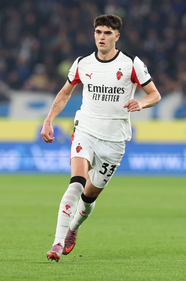 BERGAMO, ITALY - OCTOBER 28:  Davide Bartesaghi of AC Milan in action during the Serie A match between Atalanta BC and AC Milan at Gewiss Stadium on October 28, 2025 in Bergamo, Italy. (Photo by Claudio Villa/AC Milan via Getty Images)  Atalanta-Milan 1-1, le pagelle: Tomori-horror, Maignan unica sufficienza- immagine 10
