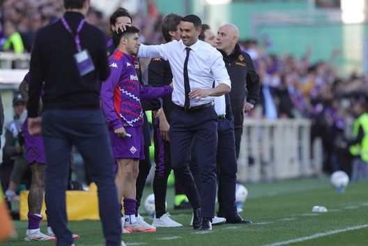 FLORENCE, ITALY - MARCH 30: Head coach Raffaele Palladino manager of ACF Fiorentina celebrates victory after during the Serie A match between Fiorentina and Atalanta at Stadio Artemio Franchi on March 30, 2025 in Florence, Italy. (Photo by Gabriele Maltinti/Getty Images) Palladino