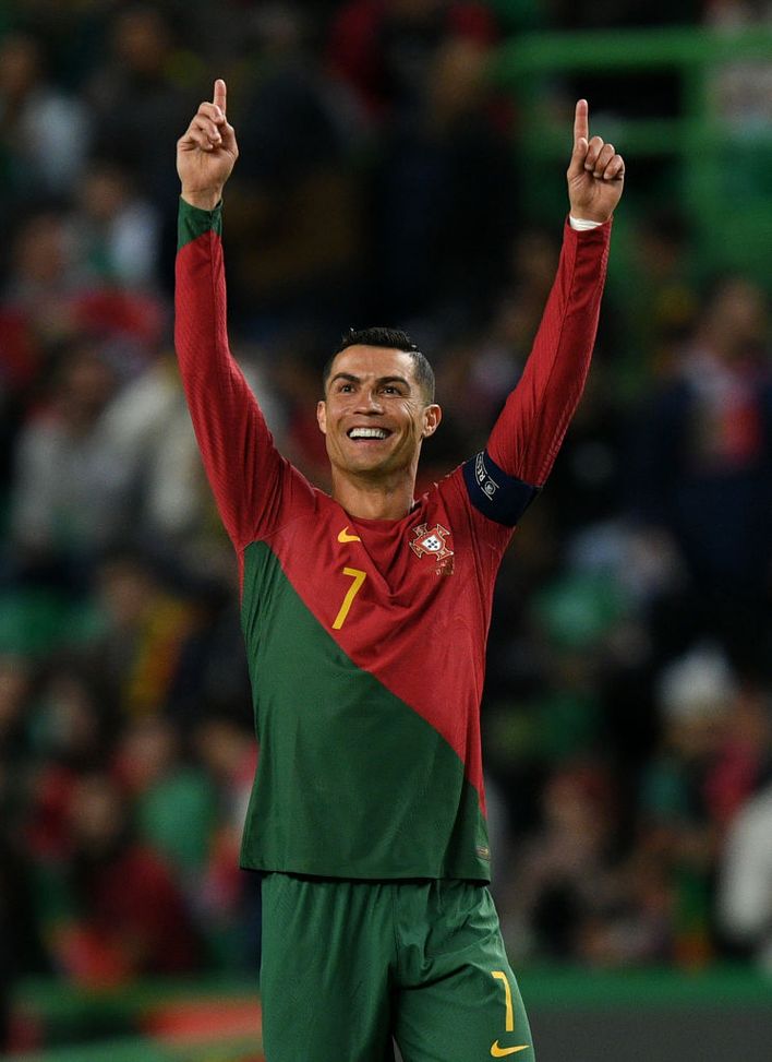 (Photo by Octavio Passos/Getty Images) Glamour all’ennesima potenza: CR7 in foto con le unghie dipinte di nero!- immagine 3