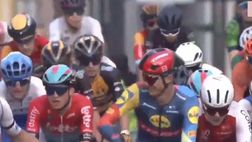 VIDEO / Japan Cup Criterium, Lo schiaffo del ciclista Van Gils al collega Bouglas