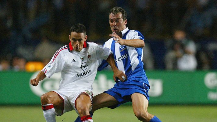 MONTE CARLO, MONACO - AUGUST 29: Filippo Inzaghi of AC Milan battles with Jorge Costa of FC Porto during the UEFA Super Cup Final match between AC Milan and FC Porto at the Stade Louis II on August 29, 2003 in Monte Carlo, Monaco. (Photo by Ben Radford/Getty Images) Il Porto valuta il ritiro della maglia numero 2 indossata da Jorge Costa - immagine 1