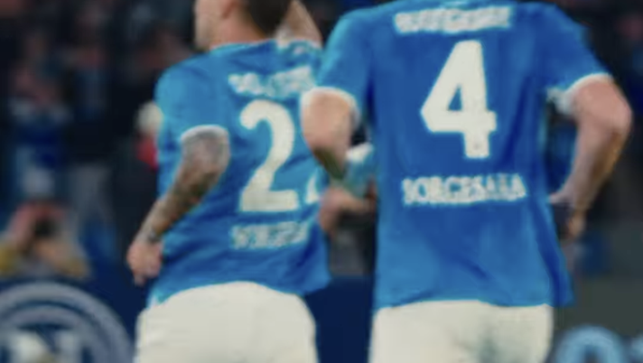 Matteo Politano fa subito 1-0 al Maradona contro il Milan e scatena tutta la sua gioia nell'esultanza coi compagni politano esultanza