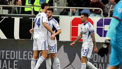 Serie A, il Como espugna Cagliari e si riporta a -5 dal Napoli. Agganciata la Roma