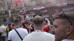 Tifosi del Manchester United minacciati con un bastone da un anziano di Bilbao