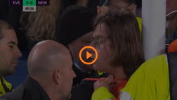 Video – Assurdo in Everton-Newcastle: invasore lega la sua gola al palo