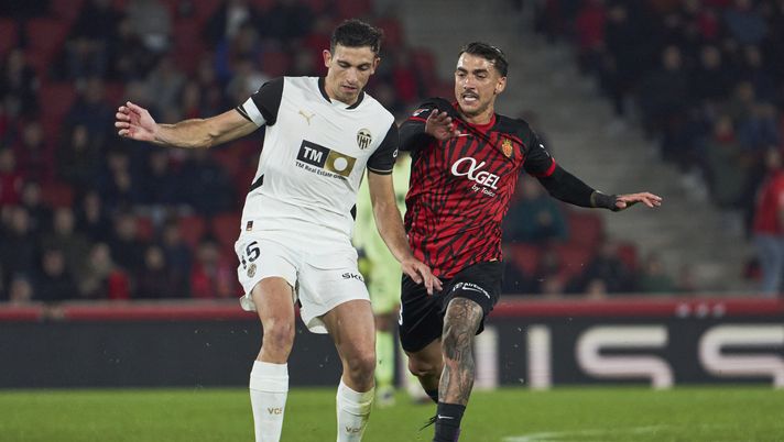 MALLORCA, SPAIN - NOVEMBER 29: Antonio Sanchez of RCD Mallorca and Cesar Tarrega of Valencia CF competes for the ball during the LaLiga match between RCD Mallorca and Valencia CF at Estadi de Son Moix on November 29, 2024 in Mallorca, Spain. (Photo by Rafa Babot/Getty Images) Mercato – Il Bologna si muove su Van Bommel, Tarrega e Vitik- immagine 1