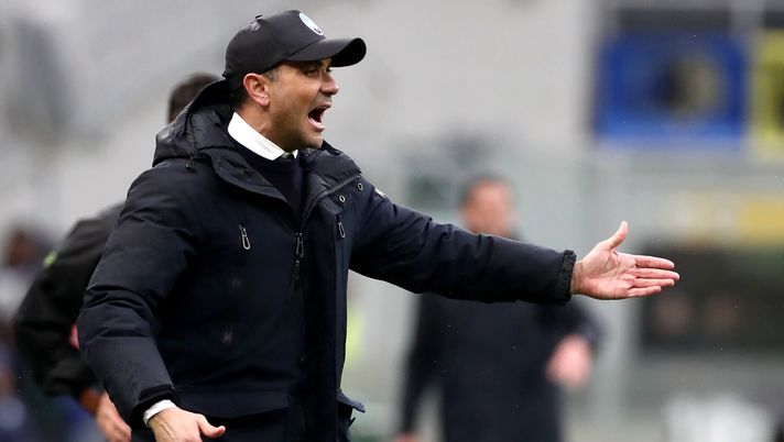 MILANO, ITALIA - 14 MARZO: Raffaele Palladino, allenatore dell'Atalanta, reagisce durante la partita di Serie A tra FC Internazionale e Atalanta BC allo stadio Giuseppe Meazza il 14 marzo 2026 a Milano, Italia. (Foto di Marco Luzzani/Getty Images) Lecce-Atalanta, sfida ad alta tensione: dove seguire la gara in diretta TV e streaming live - immagine 1