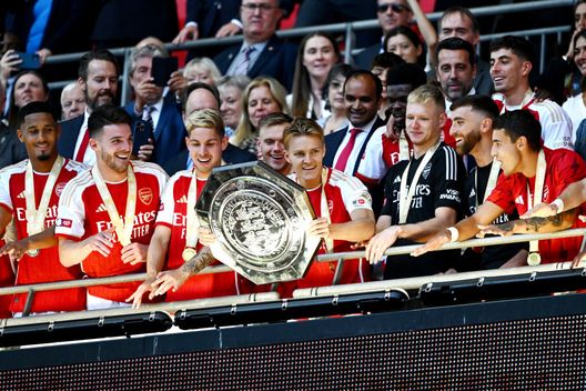 Martin Odegaard dell'Arsenal con il Community Shield il 6 agosto 2023 (Foto di Mike Hewitt/Getty Images) Community Shield, ecco chi arbitrerà il derby di Manchester a Wembley...