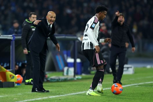 NAPLES, ITALY - DECEMBER 07: Luciano Spalletti, Head Coach of Juventus, reacts during the Serie A match between SSC Napoli and Juventus FC at Stadio Diego Armando Maradona on December 07, 2025 in Naples, Italy. (Photo by Francesco Pecoraro/Getty Images) Spalletti, i quotidiani lo bocciano: è amaro Luciano il primo ritorno al Maradona- immagine 2