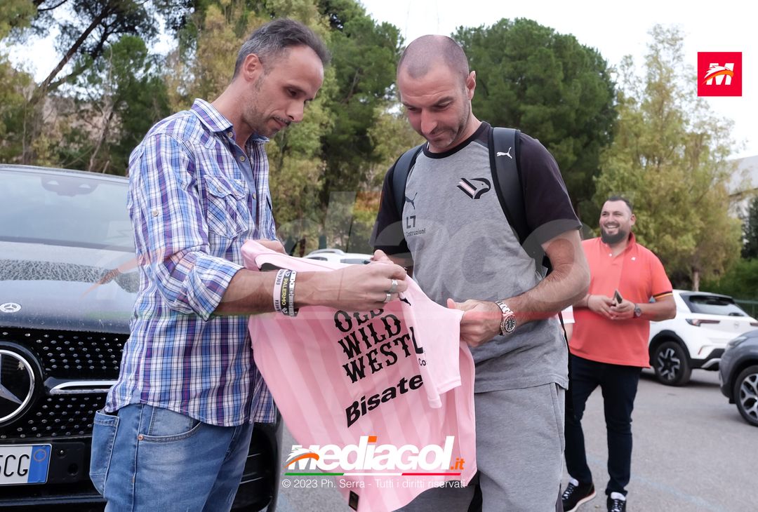 FOTO PALERMO: i giocatori rosanero scattano selfie con i tifosi (GALLERY) - immagine 4