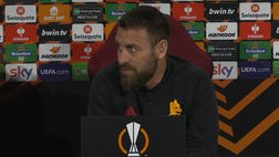Un tifoso della Roma vuole l’Europa League prima di morire. De Rossi: “Siamo qui”
