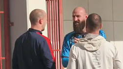 Milinkovic, relax dopo l’allenamento: incontro con due amici all’esterno del campo