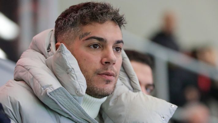 MILAN, ITALY - MARCH 10: Emis Killa attends the Serie A TIM match between AC Milan and Empoli FC - Serie A TIM  at Stadio Giuseppe Meazza on March 10, 2024 in Milan, Italy. (Photo by Sara Cavallini/AC Milan via Getty Images) (Photo by Sara Cavallini/AC Milan via Getty Images)  Emis Killa: “Droghe? Non tocco niente da 7 anni. Nel mio mondo fa figo…” - immagine 1