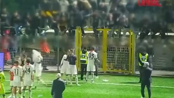 VIDEO Serie C, gli ultras costringono i giocatori a togliersi la maglia. L’accaduto - immagine 1