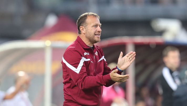 LIVORNO, ITALY - OCTOBER 26: Roberto Breda manager of AS Livorno gestures during the Serie B match between AS Livorno and Pisa SC at Stadio Armando Picchi on October 26, 2019 in Livorno, Italy. (Photo by Gabriele Maltinti/Getty Images) Breda: “Curioso di capire lo sviluppo della Roma. Magari Gasp cambierà qualcosa” - immagine 1