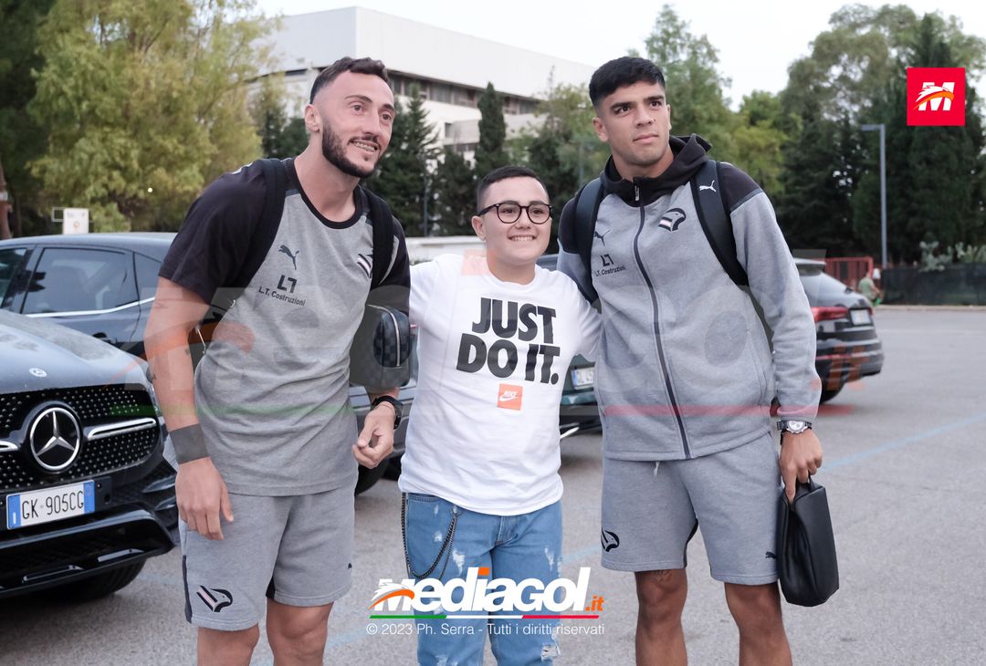 FOTO PALERMO: i giocatori rosanero scattano selfie con i tifosi (GALLERY) - immagine 18