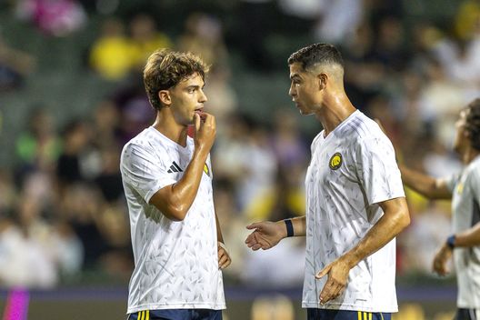 HONG KONG, CINA - 23 AGOSTO: Cristiano Ronaldo dell'Al-Nassr (a destra) e Joao Felix dell'Al-Nassr (a sinistra) reagiscono prima della finale della Supercoppa saudita tra Al-Nassr e Al-Ahli allo stadio di Hong Kong il 23 agosto 2025 a Hong Kong, Cina. (Foto di Yu Chun Christopher Wong/Eurasia Sport Images/Getty Images)