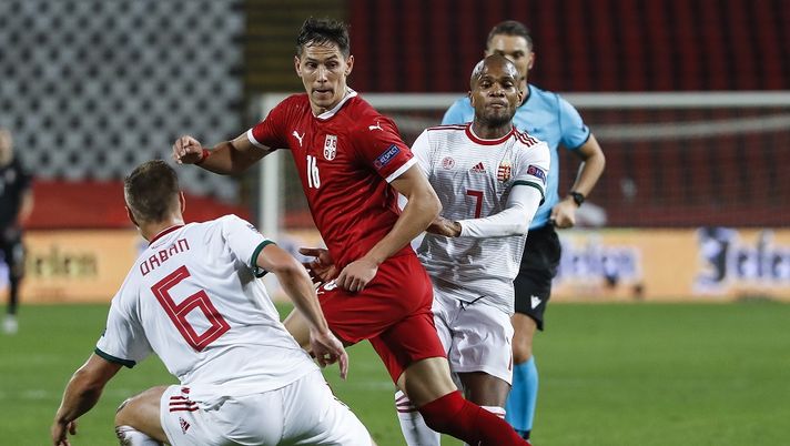 BELGRADE, SERBIA - OCTOBER 11: Sasa Lukic (C) of Serbia in action against Willi Orban (L) and Loic Nego (R) of Hungary during the UEFA Nations League group stage match between Serbia and Hungary at Rajko Mitic Stadium on October 11, 2020 in Belgrade, Serbia. (Photo by Srdjan Stevanovic/Getty Images) Serbia-Ungheria 0-1: Lukic entra nella ripresa e dà la scossa, ma non basta - immagine 1