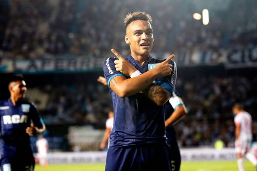 Lautaro Martinez ai tempi del Racing Club. (Photo by Demian Alday/Getty Images) Lautaro Martinez torna al Racing: il nerazzurro fa visita ai giovani de La Academia- immagine 2