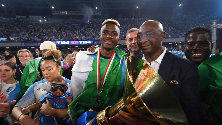 Napoli, ecco Osimhen nei campi nigeriani con la maglia partenopea… - immagine 1