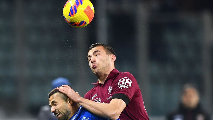 TURIN, ITALY - DECEMBER 02: Federico Di Francesco of Empoli in action against Alessandro Buongiorno of Torino FC during the Serie A match between Torino FC and Empoli FC at Stadio Olimpico di Torino on December 02, 2021 in Turin, Italy. (Photo by Valerio Pennicino/Getty Images) Empoli-Torino, via alla vendita dei biglietti per il settore ospiti: le info - immagine 1