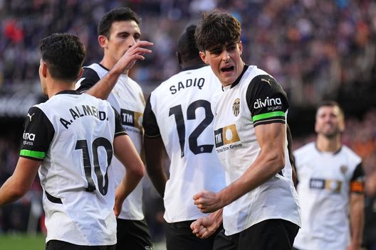VALENCIA, SPAIN - FEBRUARY 02: Javi Guerra of Valencia CF celebrates scoring his team's second goal during the LaLiga match between Valencia CF and RC Celta de Vigo at Estadio Mestalla on February 02, 2025 in Valencia, Spain. (Photo by Aitor Alcalde/Getty Images) javi-guerra-tare-moncada-valencia-trattativa-chi-è-ruolo-cifre-prezzo-moretto-romano