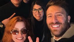 Noemi show a Trastevere: canta “Sarà perché ti amo” con la sciarpa della Roma