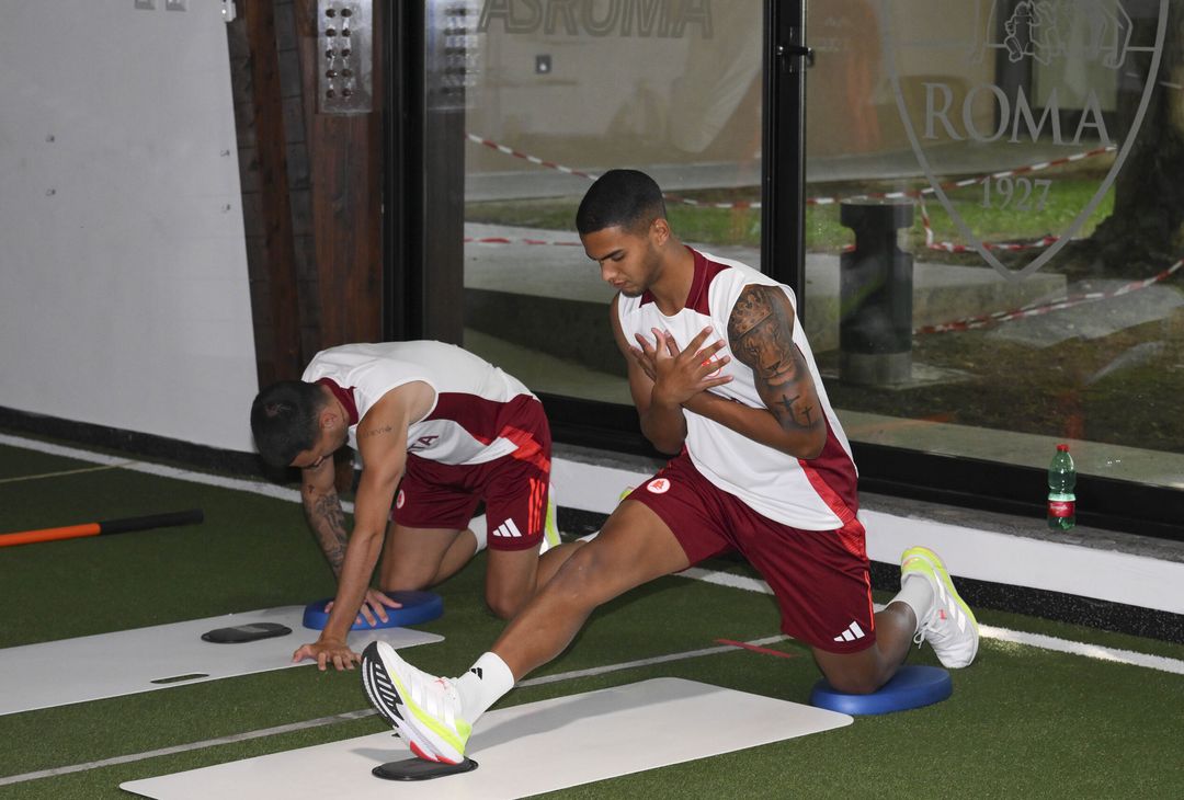 Ritiro Roma, lavoro sul campo e in palestra a Trigoria – FOTO GALLERY - immagine 28