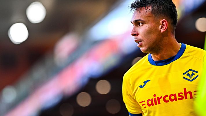 GENOA, ITALY - NOVEMBER 29: Santana Giovane of Hellas Verona looks on during the Serie A match between Genoa CFC and Hellas Verona FC at Luigi Ferraris Stadium on November 29, 2025 in Genoa, Italy. (Photo by Simone Arveda/Getty Images) giovane napoli