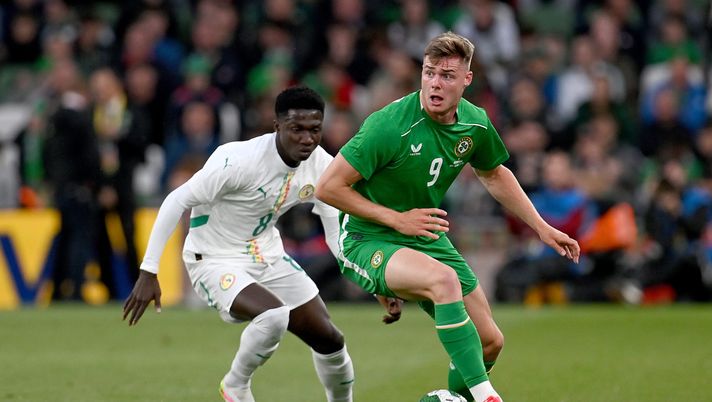 DUBLIN, IRELAND - JUNE 06: Evan Ferguson of Republic of Ireland is challenged by Lamine Camara of Senegal during the international friendly match between Republic of Ireland and Senegal at Aviva Stadium on June 06, 2025 in Dublin, Ireland. (Photo by Charles McQuillan/Getty Images) Sprint Roma: Ferguson, ci siamo. El Aynaoui è fatta. Summit per Wesley - immagine 1
