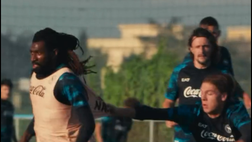 Partitella in famiglia a Castel Volturno, sorrisi e concentrazione verso l’Inter