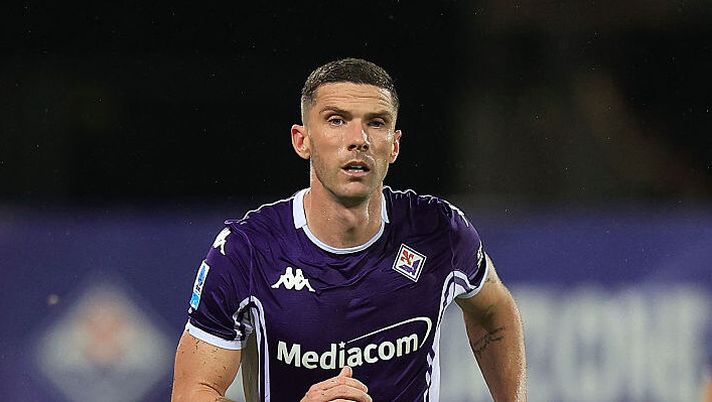 FLORENCE, ITALY - SEPTEMBER 13: Robin Gosens of ACF Fiorentina looks on during the Serie A match between ACF Fiorentina and SSC Napoli at Artemio Franchi on September 13, 2025 in Florence, Italy. (Photo by Gabriele Maltinti/Getty Images) Fiorentina, aumentano le speranze per Gosens: le sue condizioni e quelle di Fazzini - immagine 1