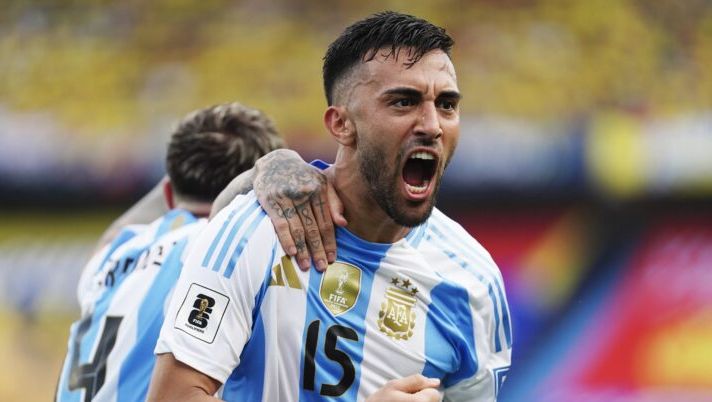 BARRANQUILLA, COLOMBIA - SEPTEMBER 10: Nicolas Gonzalez of Argentina celebrates after scoring the team's first goal during the South American FIFA World Cup 2026 Qualifier match between Colombia and Argentina at Roberto Melendez Metropolitan Stadium on September 10, 2024 in Barranquilla, Colombia. (Photo by Andres Rot/Getty Images) Juve, buone notizie per Nico Gonzalez: gioca titolare contro la Colombia e segna pure - immagine 1