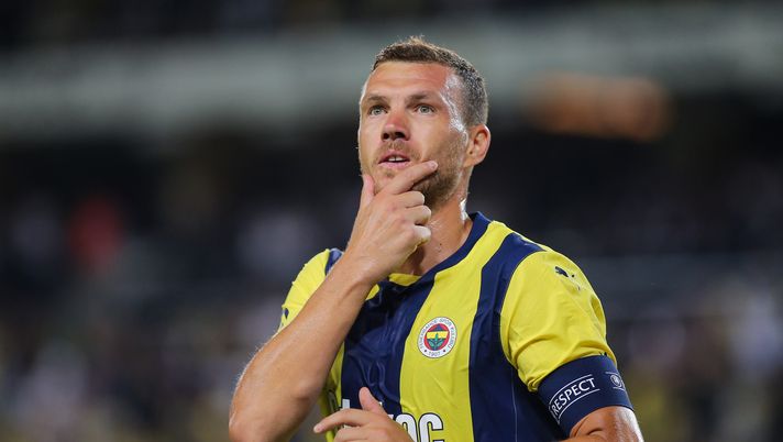 ISTANBUL, TURKEY - JULY 30: Edin Dzeko celebrates after scoring his team's first goal during the UEFA Champions League second qualifying round second leg match between Fenerbahce and Lugano on July 30, 2024 in Istanbul, Turkey. (Photo by Ahmad Mora/Getty Images) Fiorentina, Dzeko torna in Italia: il bosniaco è atterrato a Fiumicino – VIDEO - immagine 1