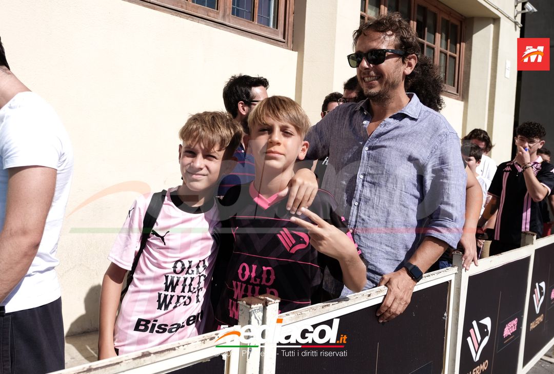 FOTO PALERMO: Liam Henderson incontra i tifosi allo Store Ufficiale (GALLERY) - immagine 3