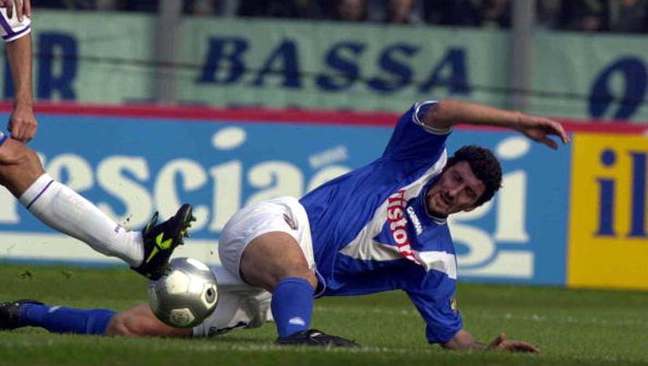 22 Oct 2000: Dario Hubner of Brescia slides in to claim the ball during the Brescia v Fiorentina Serie A match played at the Mario Rigamonti stadium in Brescia. Mandatory Credit: Grazia Neri/ALLSPORT dario-hubner-giudicato-vecchia-scuola