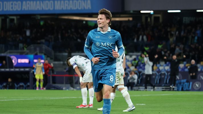 Scott McTominay del Napoli esulta dopo aver segnato il terzo gol della sua squadra durante la partita di Serie A tra Napoli ed Empoli allo Stadio Diego Armando Maradona il 14 aprile 2025 a Napoli, Italia. (Foto di Francesco Pecoraro/Getty Images) Napoli, Zola attacca lo United: “Ma come hanno fatto a vendere McTominay” - immagine 1