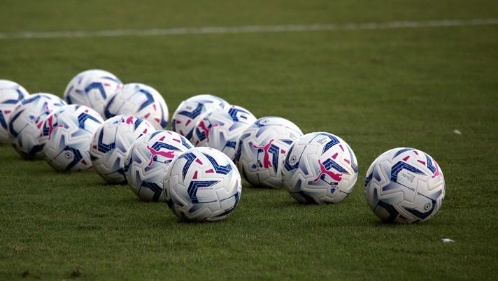 CAGLIARI, ITALY - SEPTEMBER 27: Balls are seen on the field prior to the Serie A TIM match between Cagliari Calcio and AC Milan at Sardegna Arena on September 27, 2023 in Cagliari, Italy. (Photo by Enrico Locci/Getty Images) Decreto Crescita, la Lega A replica al governo: “Un danno per il calcio italiano” - immagine 1