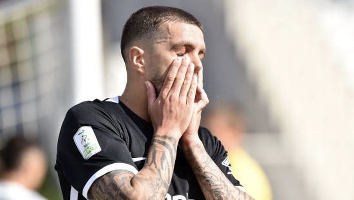 ASCOLI PICENO, ITALY - MARCH 18: Francesco Forte of Ascoli Calcio 1898 FC looks dejected during the Serie B match between Ascoli Calcio 1898 FC and Venezia FC at Stadio Cino e Lillo Del Duca on March 18, 2023 in Ascoli Piceno, Italy. (Photo by Giuseppe Bellini/Getty Images) Ascoli, inizio in salita: tre turni di squalifica per Forte dopo il pugno all’avversario - immagine 1