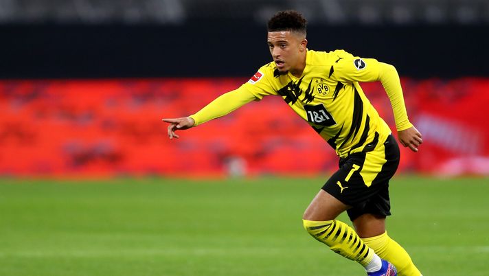 DORTMUND, GERMANY - OCTOBER 24: Jadon Sancho of Dortmund runs with the ball during the Bundesliga match between Borussia Dortmund and FC Schalke 04 at Signal Iduna Park on October 24, 2020 in Dortmund, Germany. A limited number of spectators (300) will be in attendance as Covid-19 pandemic restrictions are eased in Dortmund. (Photo by Martin Rose/Getty Images) Sancho-Napoli, il nodo non é solo lo stipendio: un aspetto non convince ADL - immagine 1