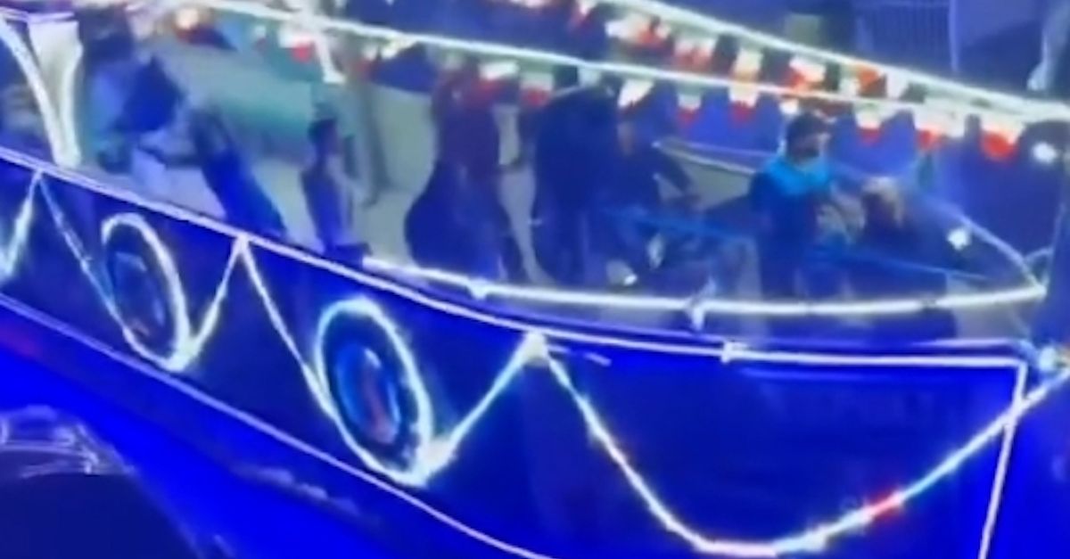 Scudetto al Napoli: una nave in festa sfila per la città | VIDEO Scudetto al Napoli: una nave in festa sfila per la città | VIDEO