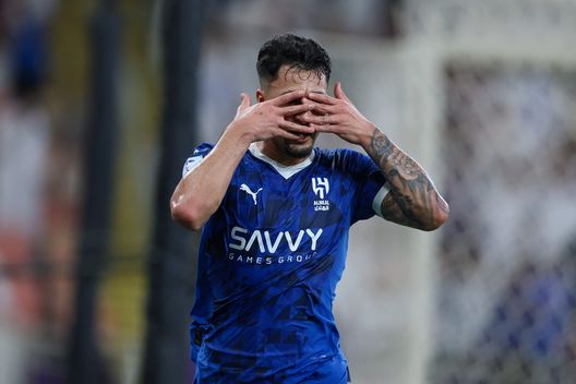 JEDDAH, SAUDI ARABIA - APRIL 25: Marcos Leonardo of Al Hilal celebrates after scoring the second goal during the AFC Champions League Elite match between Al Hilal and Gwangju at King Abdullah Sports City Hall Stadium on April 25, 2025 in Jeddah, Saudi Arabia. (Photo by Yasser Bakhsh/Getty Images) Le 5 top news di oggi: tra mercato, multa UEFA e… Bastoni - immagine 1