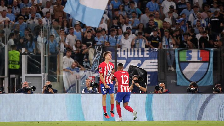 ROME, ITALY - SEPTEMBER 19: Pablo Barrios of Atletico Madrid celebrates with Samuel Lino of Atletico Madrid after scoring the team's first goal during the UEFA Champions League Group E match between SS Lazio and Atletico Madrid at Stadio Olimpico on September 19, 2023 in Rome, Italy. (Photo by Paolo Bruno/Getty Images) Atletico Madrid, Pablo Barrios: sostituito all’intervallo per un acciacco, derby a rischio - immagine 1