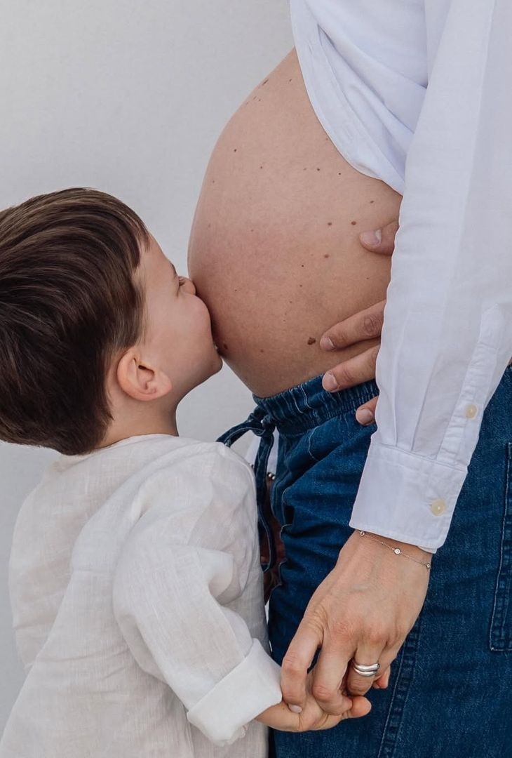 La famiglia Meret in posa in attesa del secondogenito: i dolci scatti – GALLERY - immagine 5